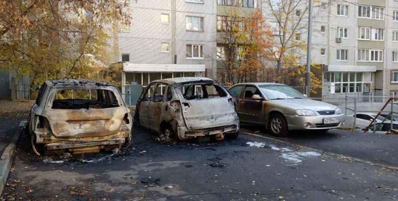 Сегодня ночью 19 октября 2018 в Северном Бутово сгорели две машины