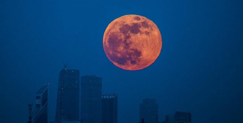 В пятницу москвичи смогут увидеть суперполумесяц