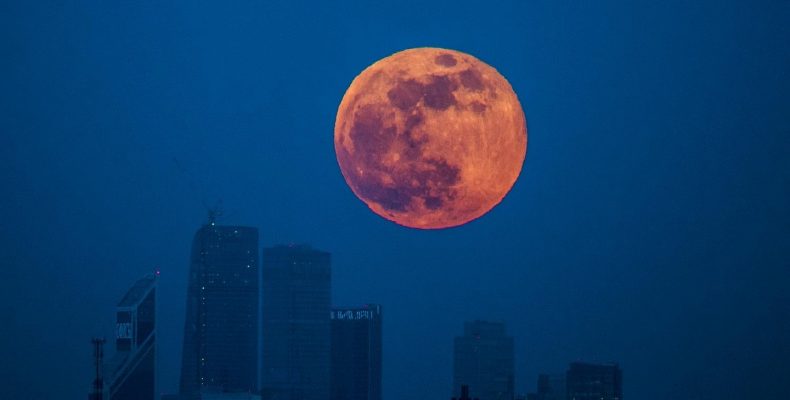 В пятницу москвичи смогут увидеть суперполумесяц