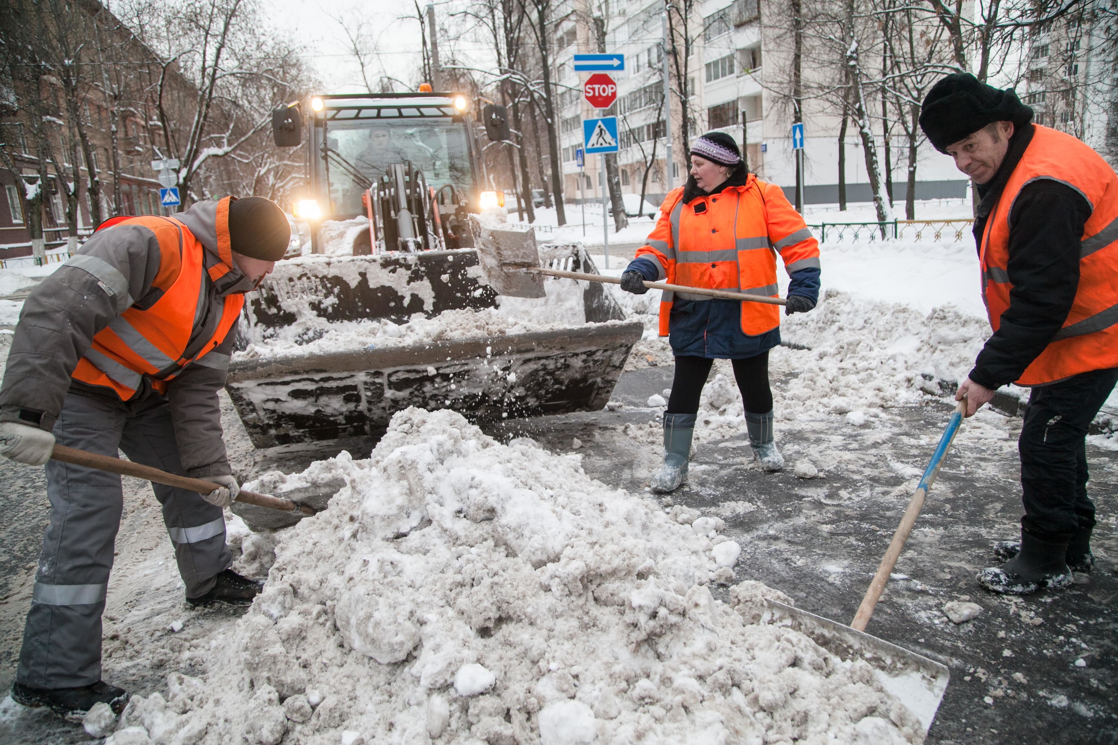 Москва чистят снег. Уборка снега. Уборка улиц от снега. Очистка дороги от снега. Уборка территории зимой.