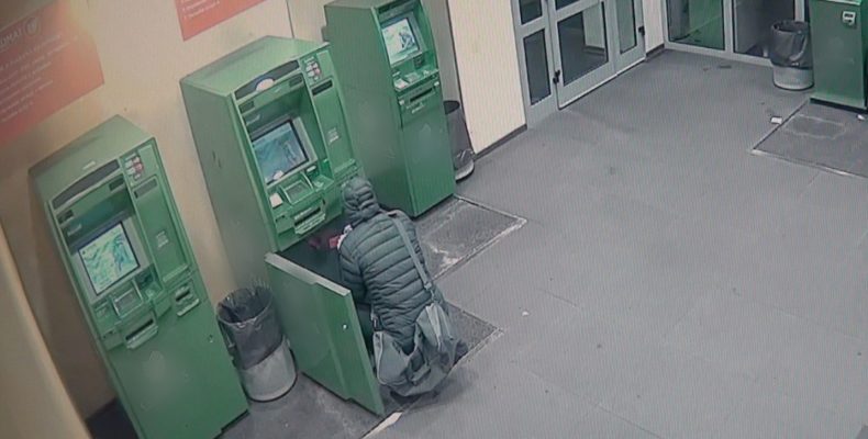 В Северном Бутово из банкомата украли почти 3 млн рублей