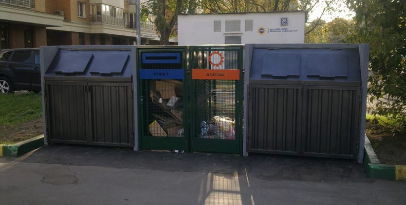 По району Северное Бутово установлены несколько бункеров для сбора крупногабаритного мусора