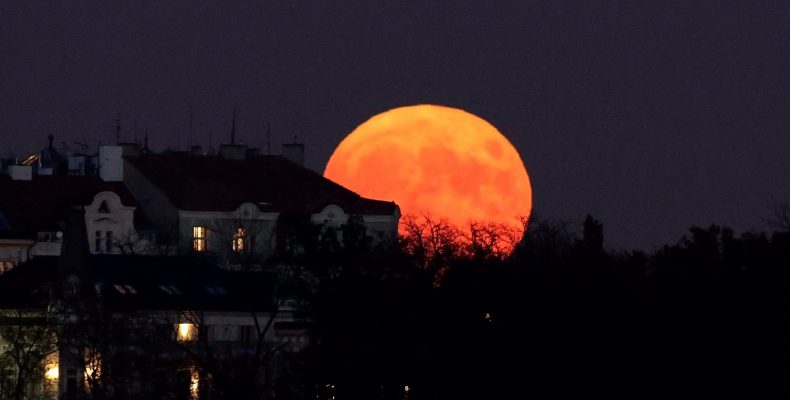 Жители России увидят самое длительное лунное затмение в XXI веке