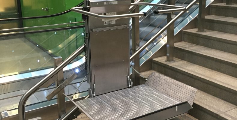 В нескольких многоэтажках Москвы до конца года появятся подъёмники для кресел-колясок