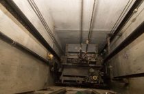 В Бутово-парке упал лифт с пассажиром