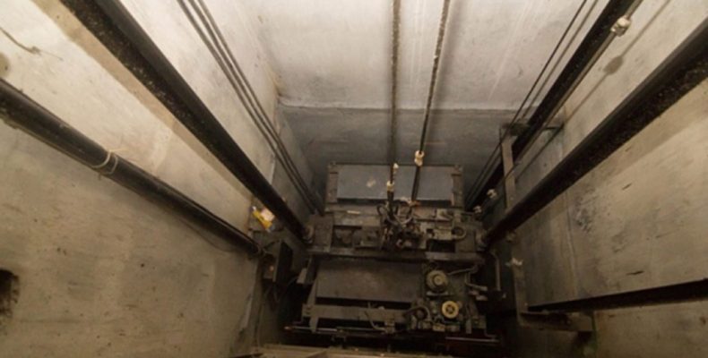 В Бутово-парке упал лифт с пассажиром