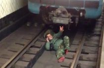 На станции метро «Бульвар Дмитрия Донского» мужчина упал на рельсы