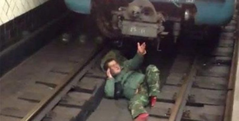 На станции метро «Бульвар Дмитрия Донского» мужчина упал на рельсы